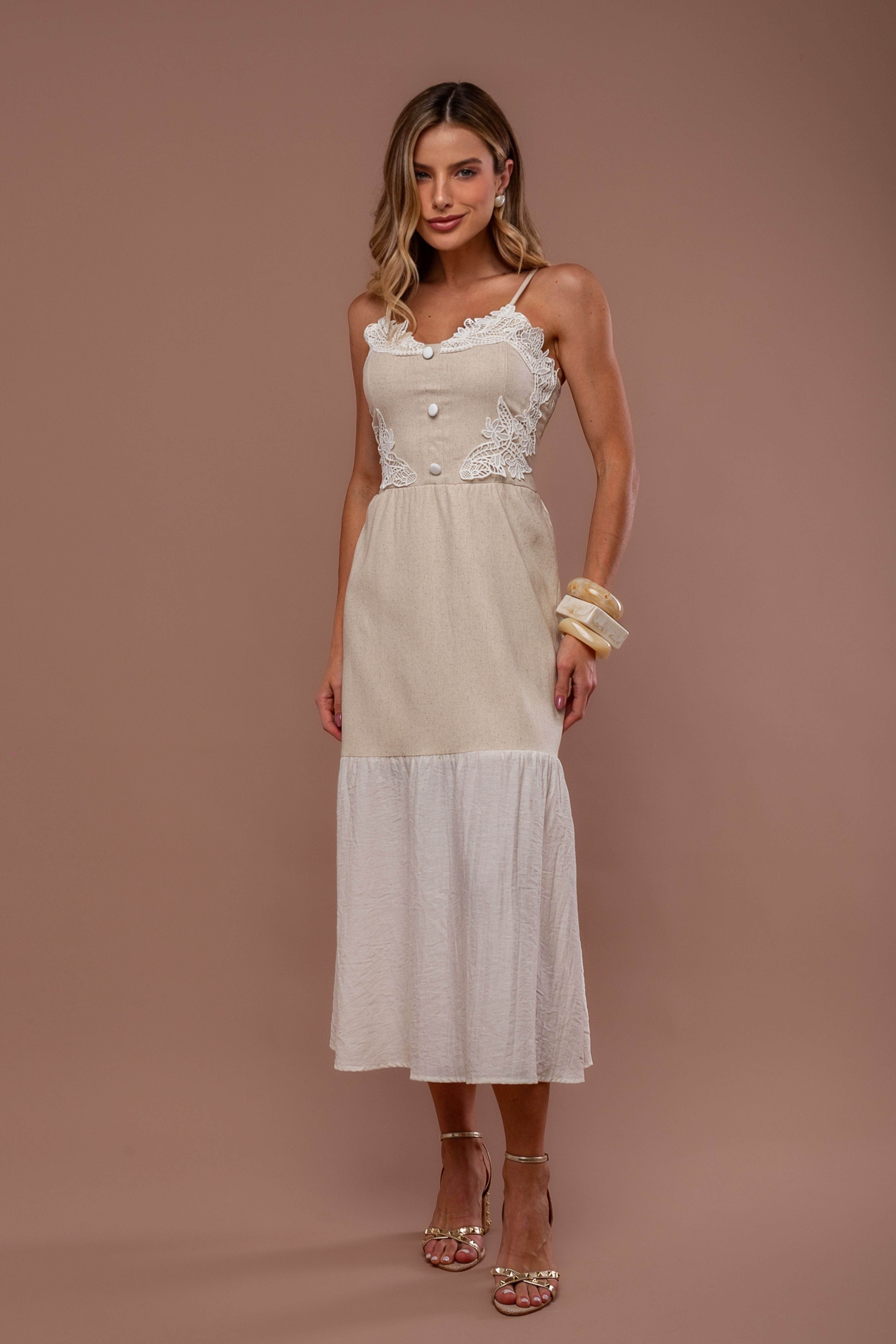 VESTIDO LINHO COM GUIPURE E SAIA VOIL.