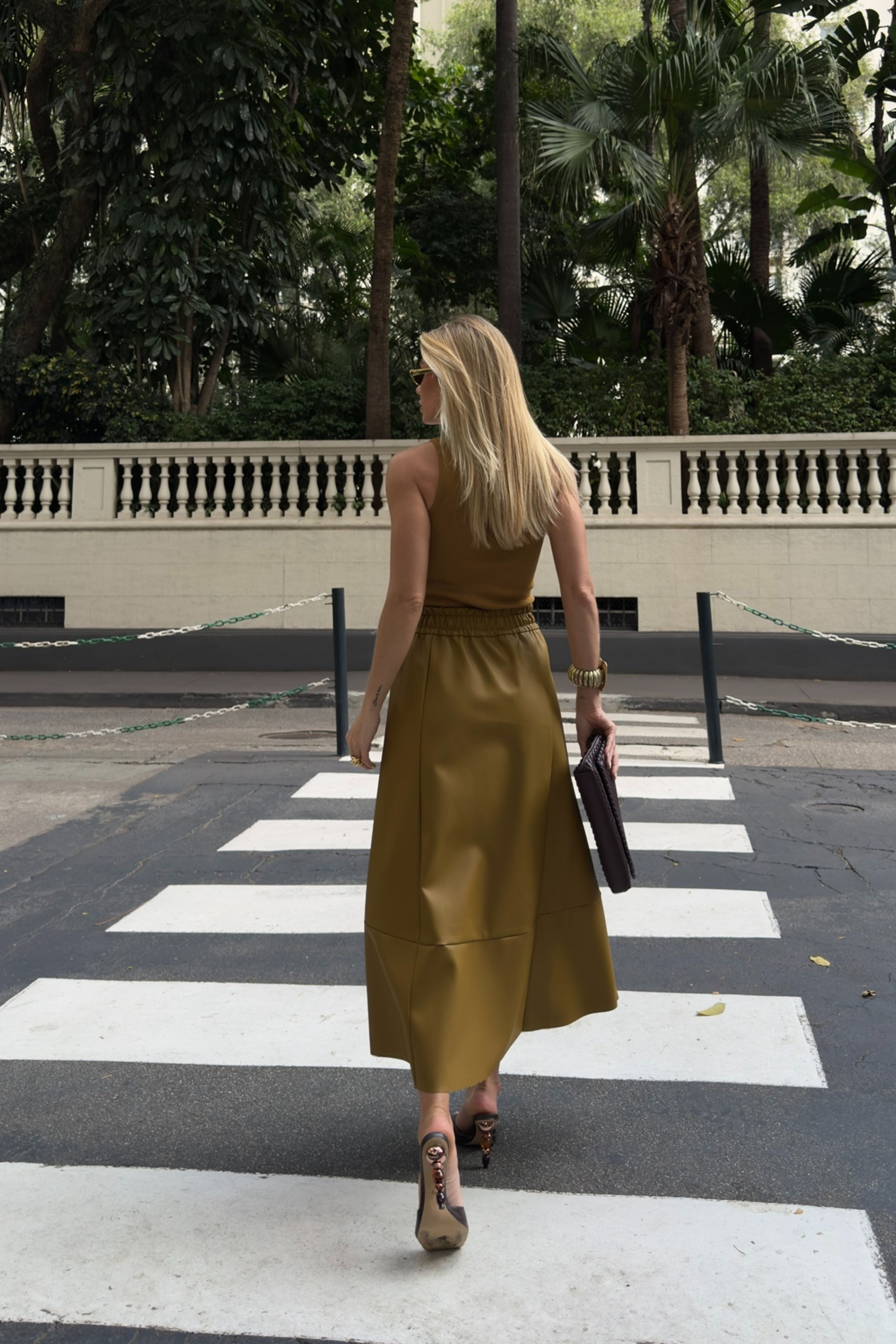Saia midi couro sintetico elastico preto Clubsoda costas