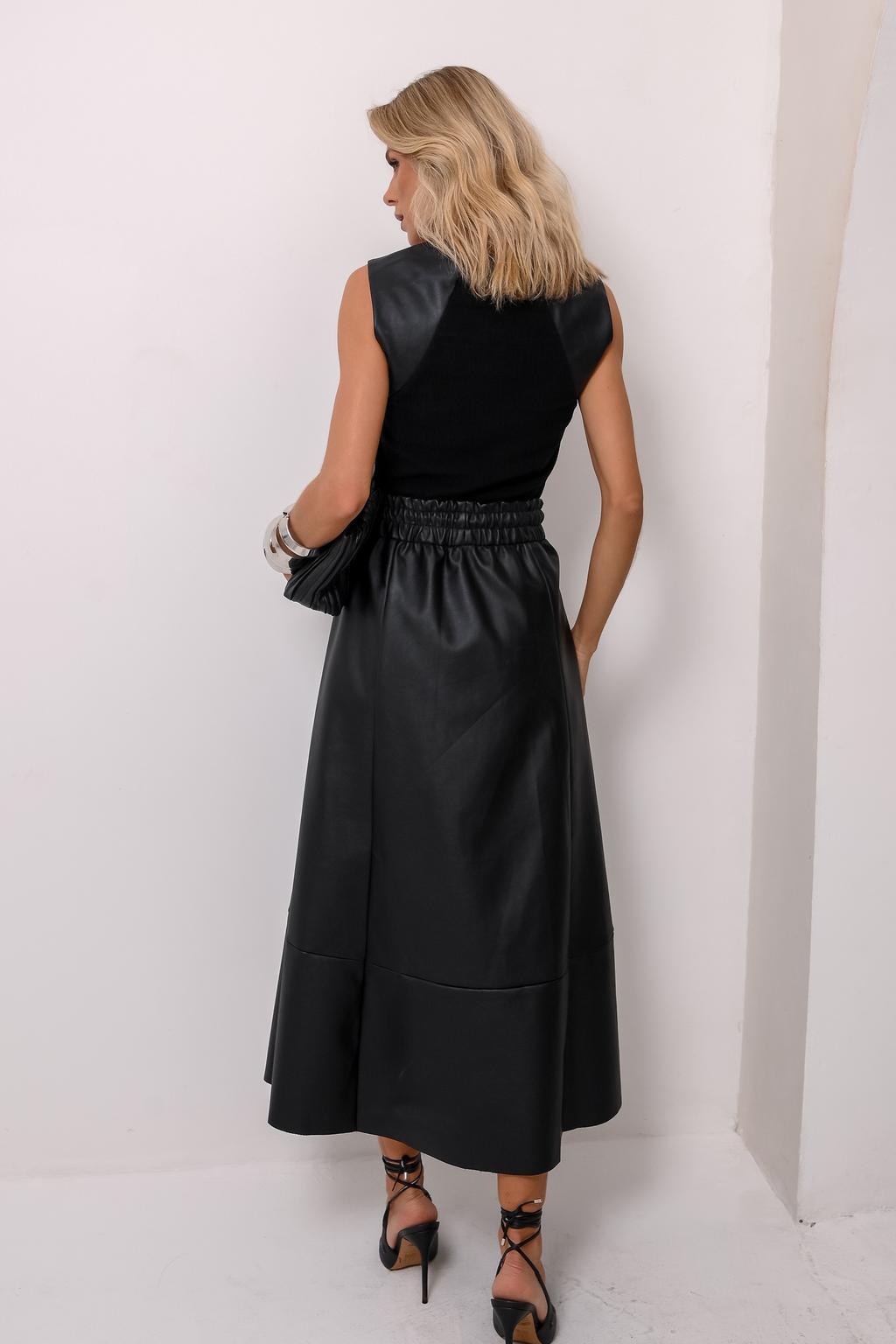 Saia midi couro sintetico elastico verde azeite Clubsoda costas