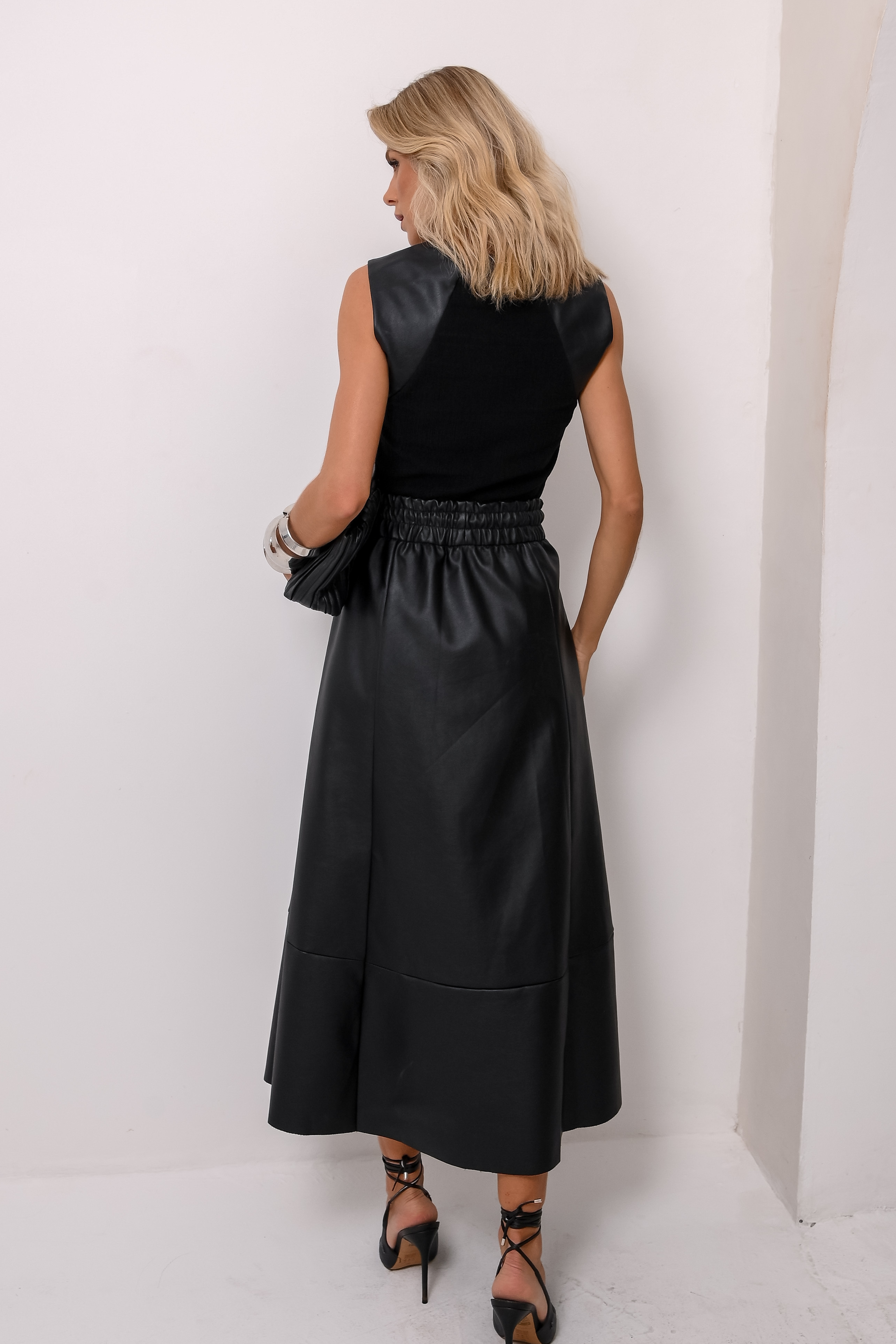 Saia midi couro sintetico elastico verde azeite Clubsoda costas