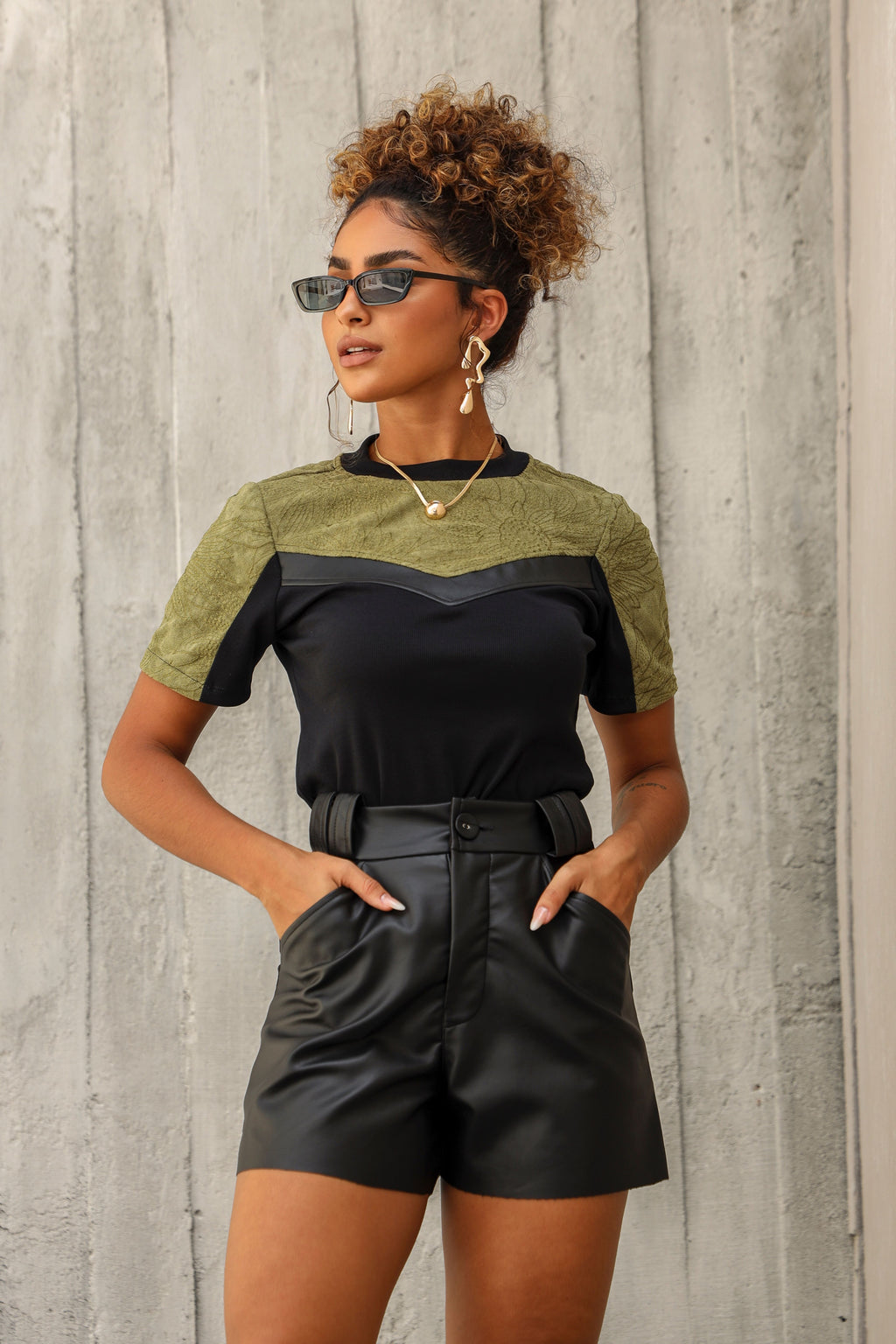 Blusa feminina rib suede bordado courino preta Clubsoda