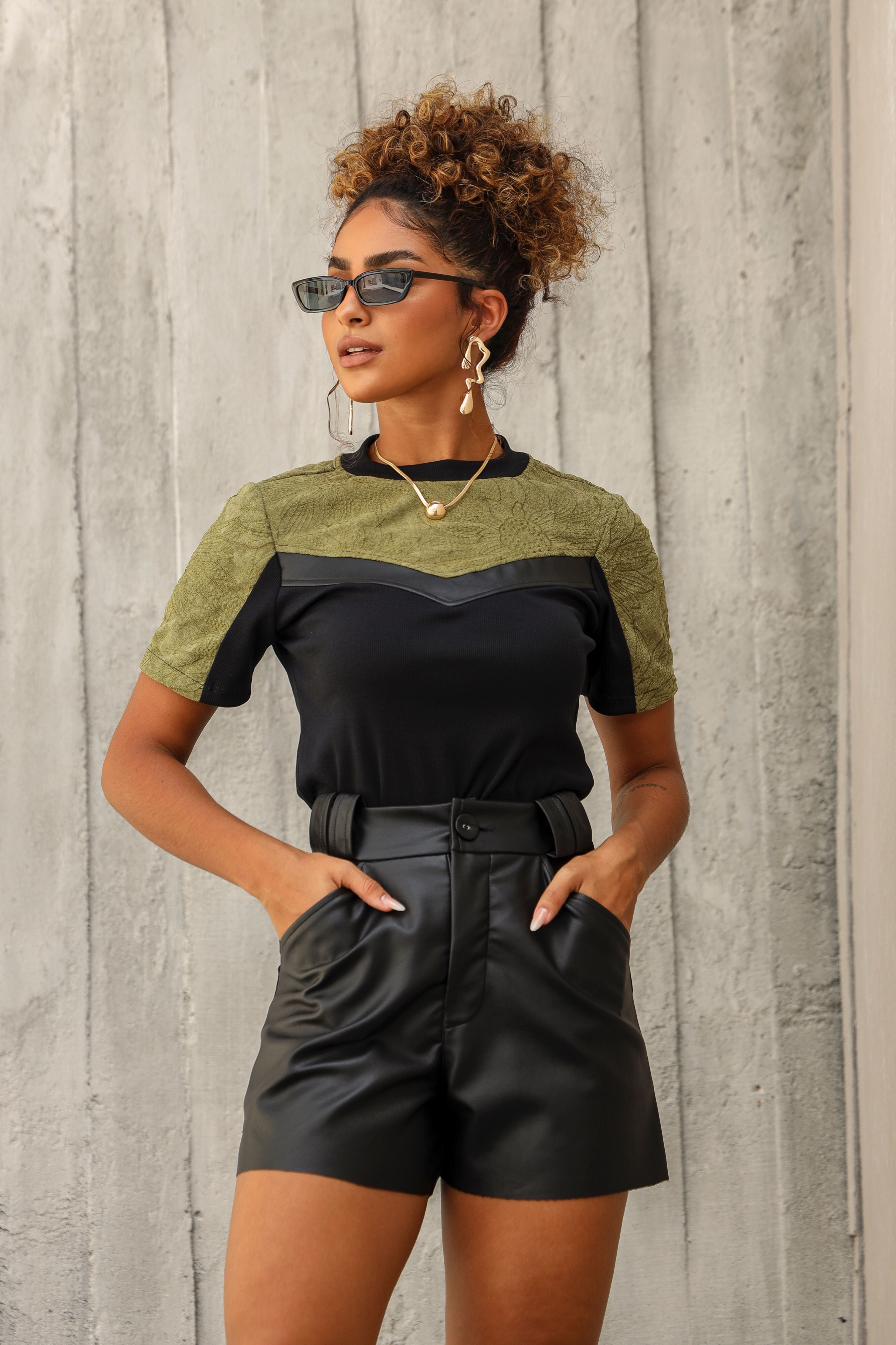 Blusa feminina rib suede bordado courino preta Clubsoda