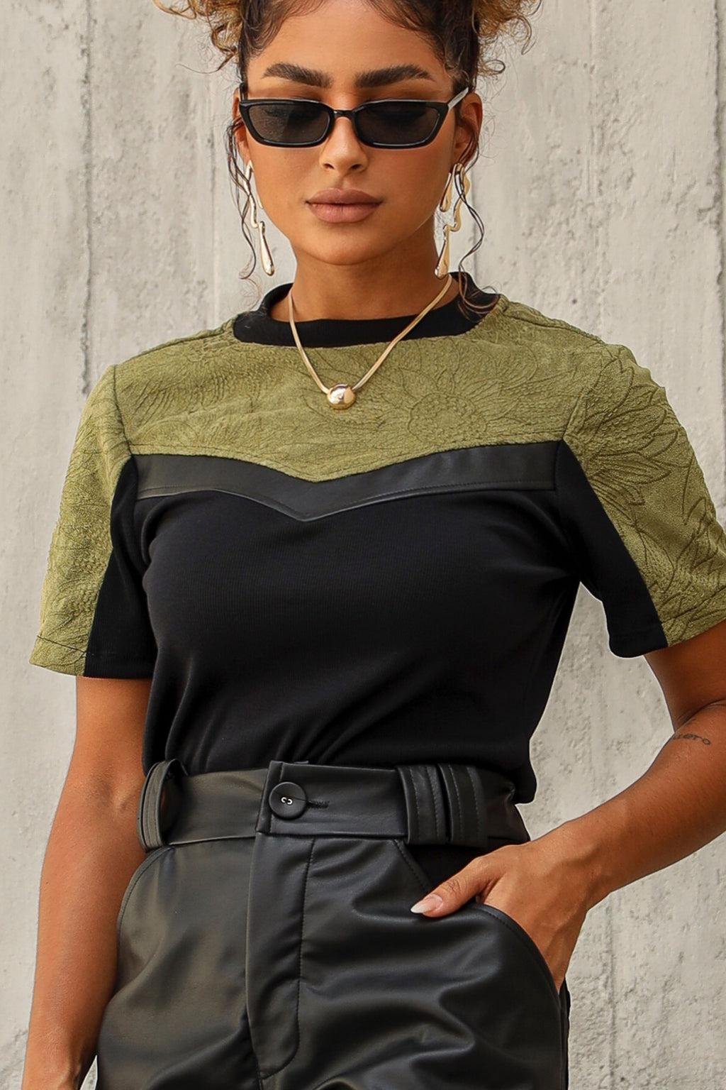 Blusa feminina rib suede bordado courino preta Clubsoda lateral