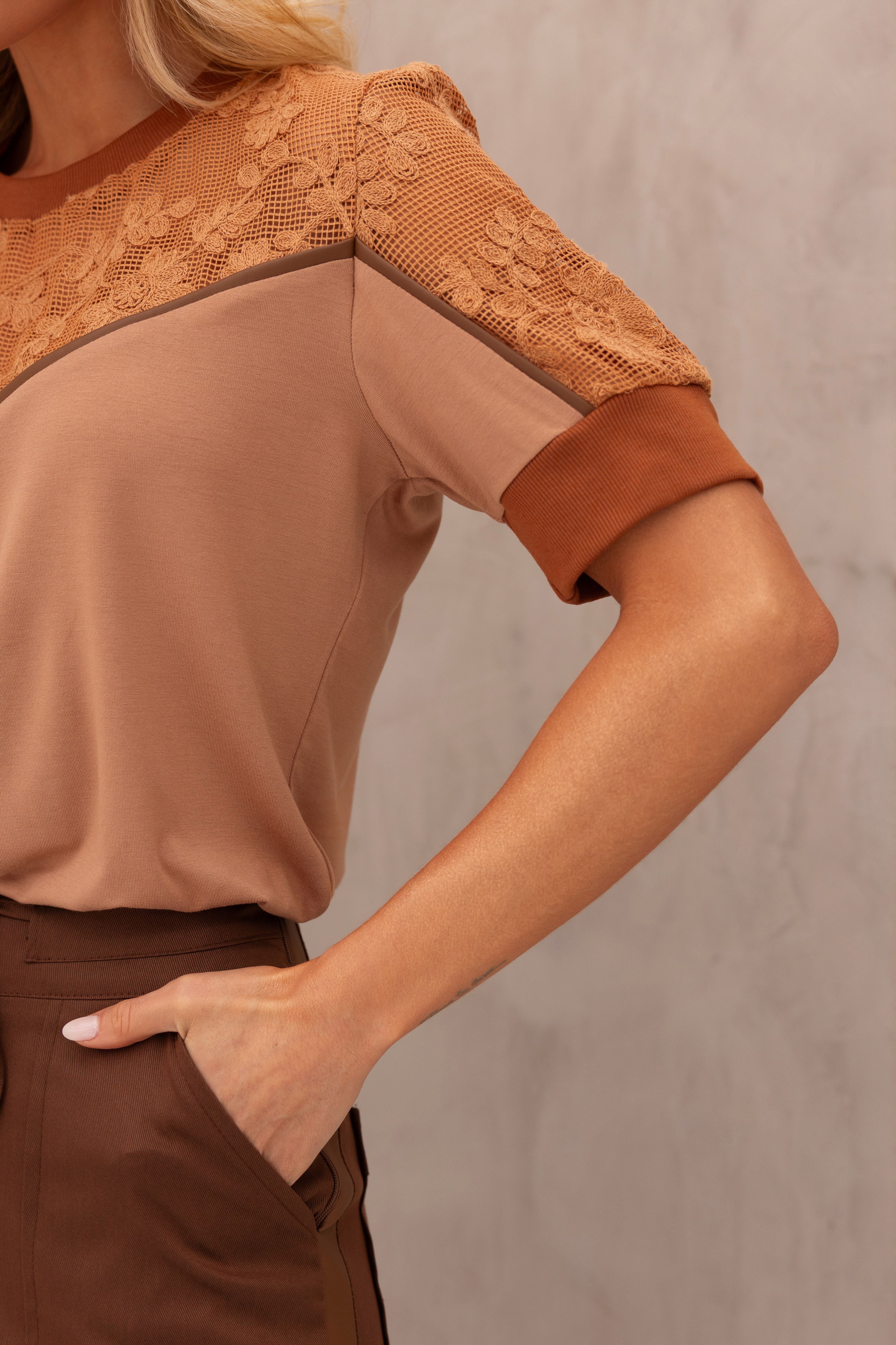 Camiseta feminina tela transparente vivos rib blush Clubsoda detalhe