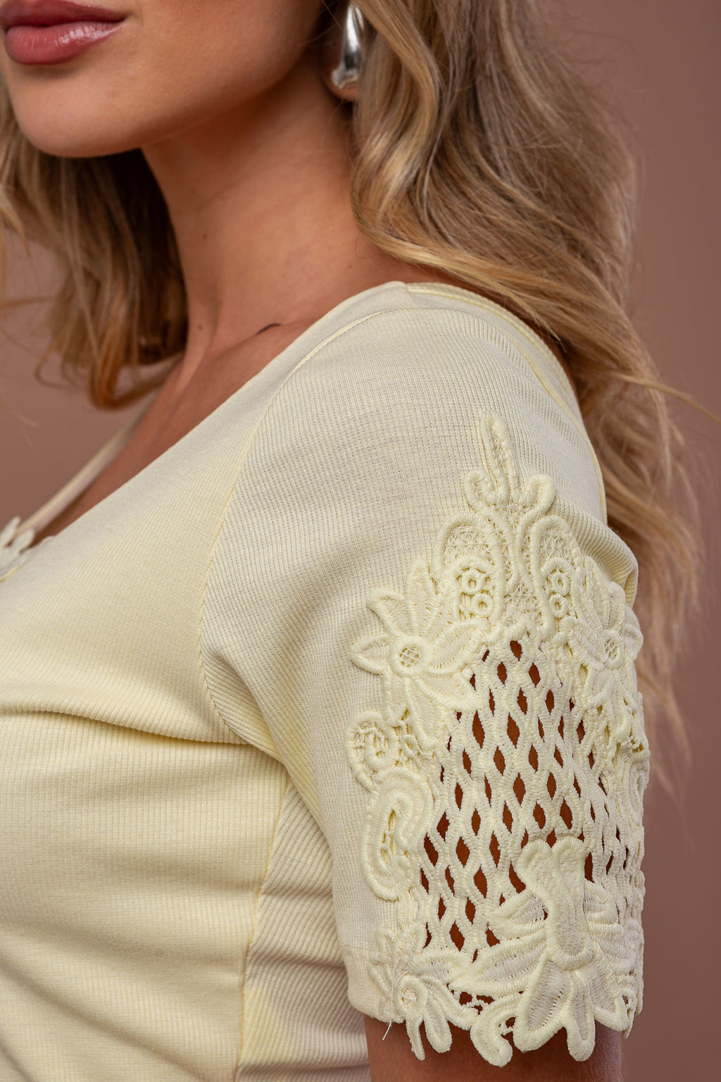 BLUSA RIB COM PALA RENDA DECOTE E MANGA