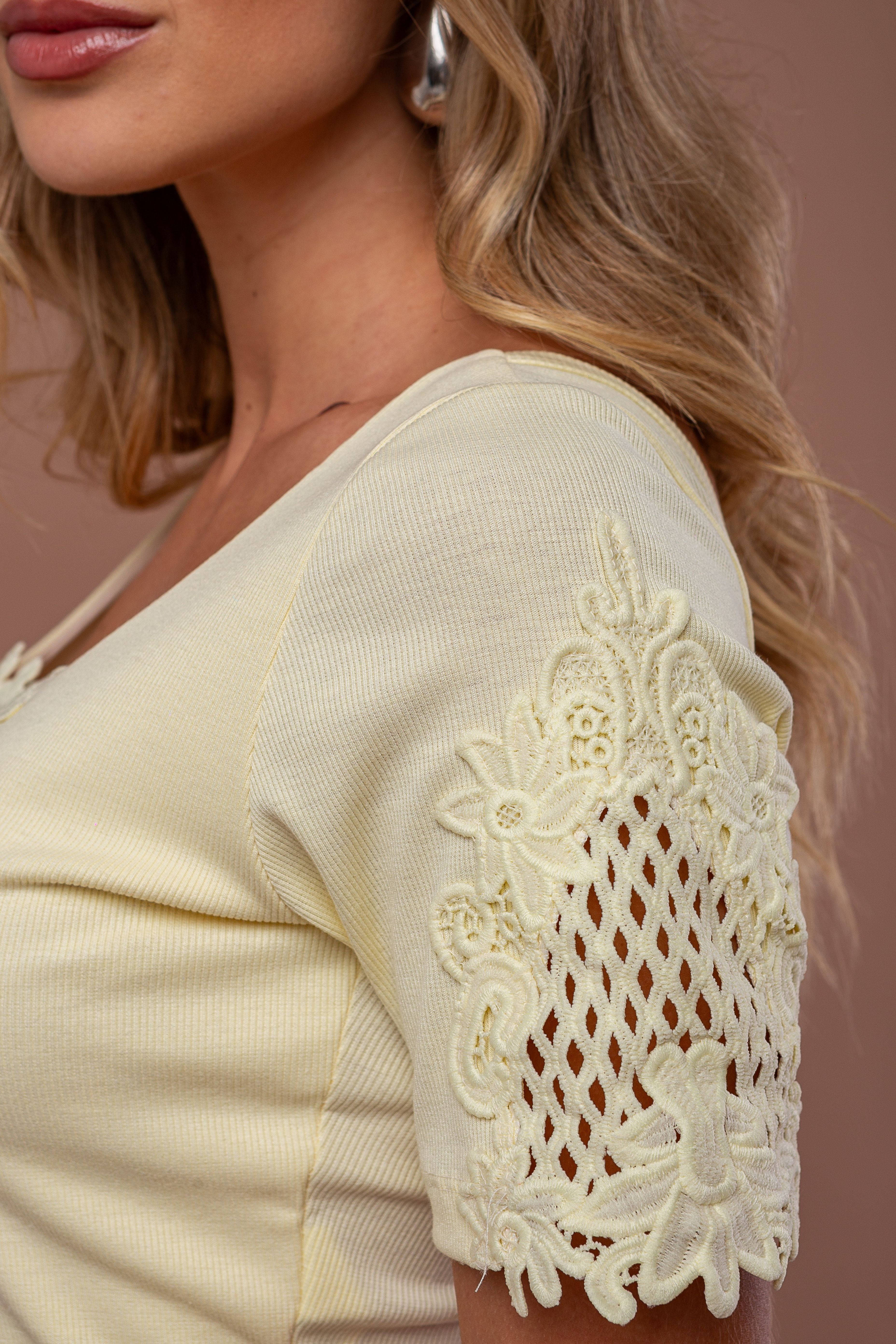 BLUSA RIB COM PALA RENDA DECOTE E MANGA