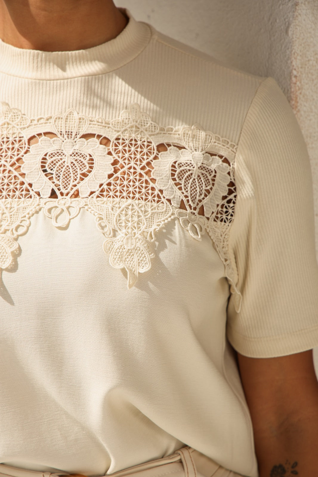 BLUSA ALFAIATARIA COM GUIPURE