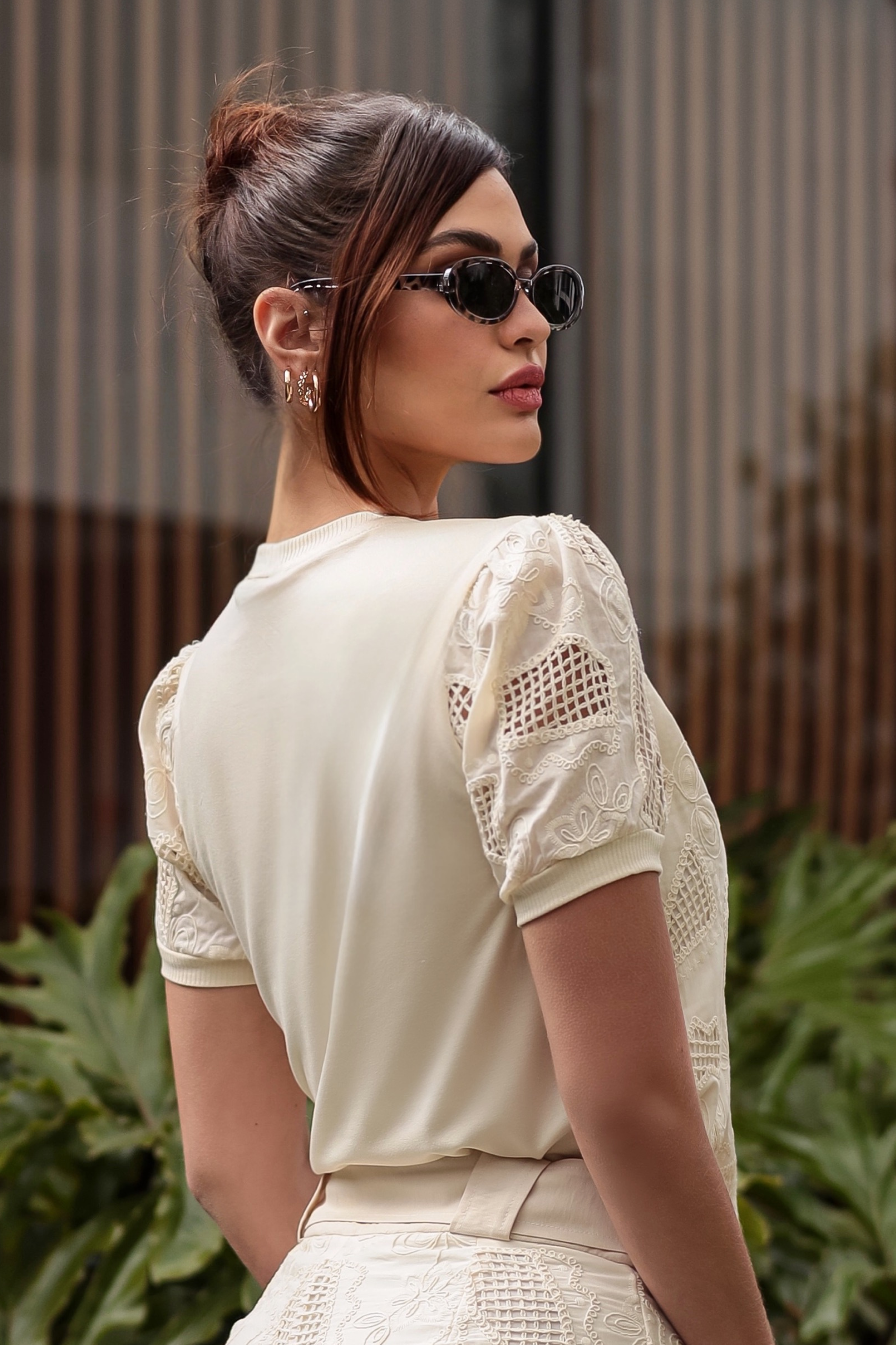 Blusa com manga bufante em laise