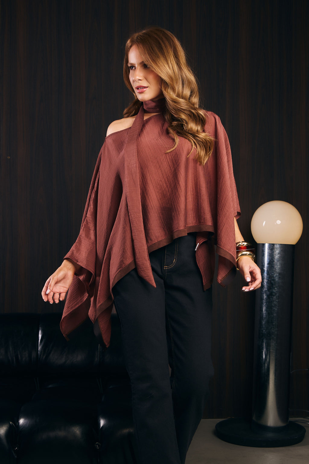 BLUSA CAPA SILK CRISTAL COM FAIXA PESCOÇO