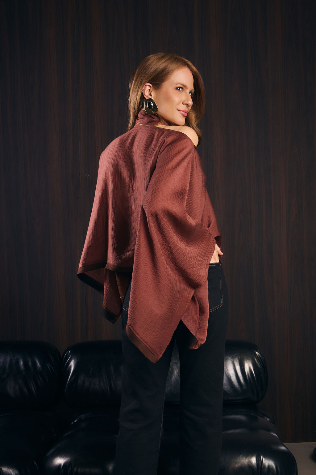 BLUSA CAPA SILK CRISTAL COM FAIXA PESCOÇO