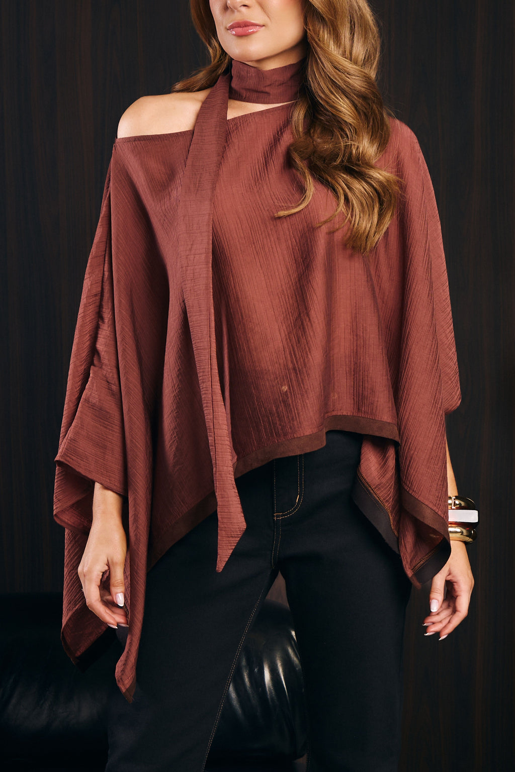 BLUSA CAPA SILK CRISTAL COM FAIXA PESCOÇO