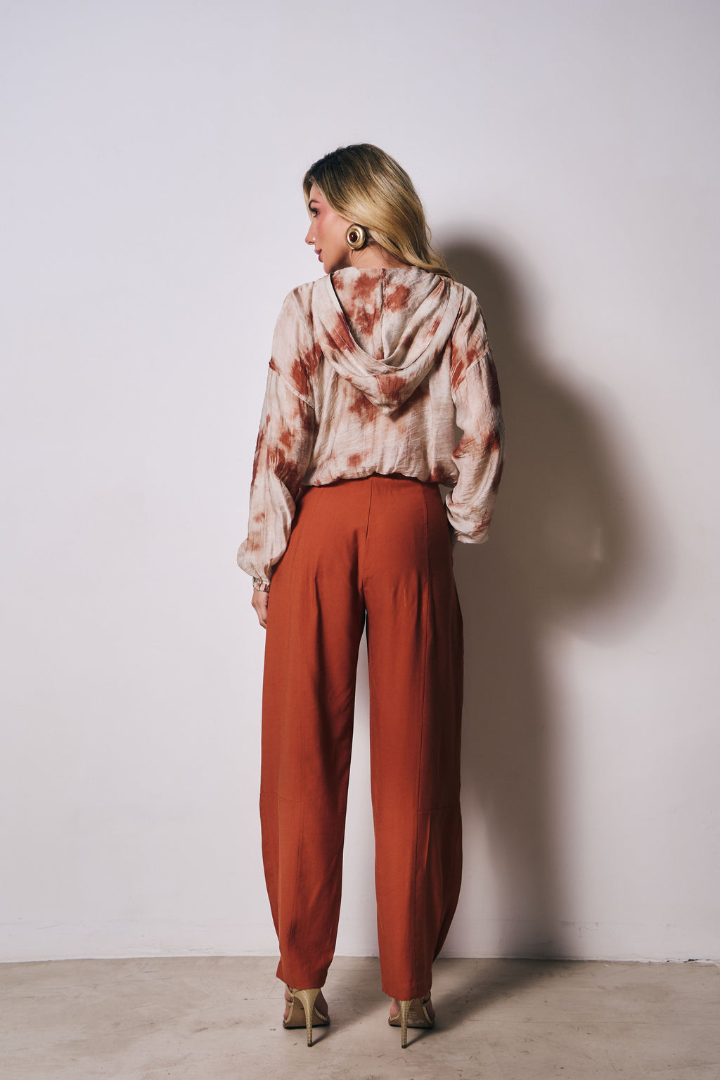 CALÇA BARRIL EM ALFAIATARIA