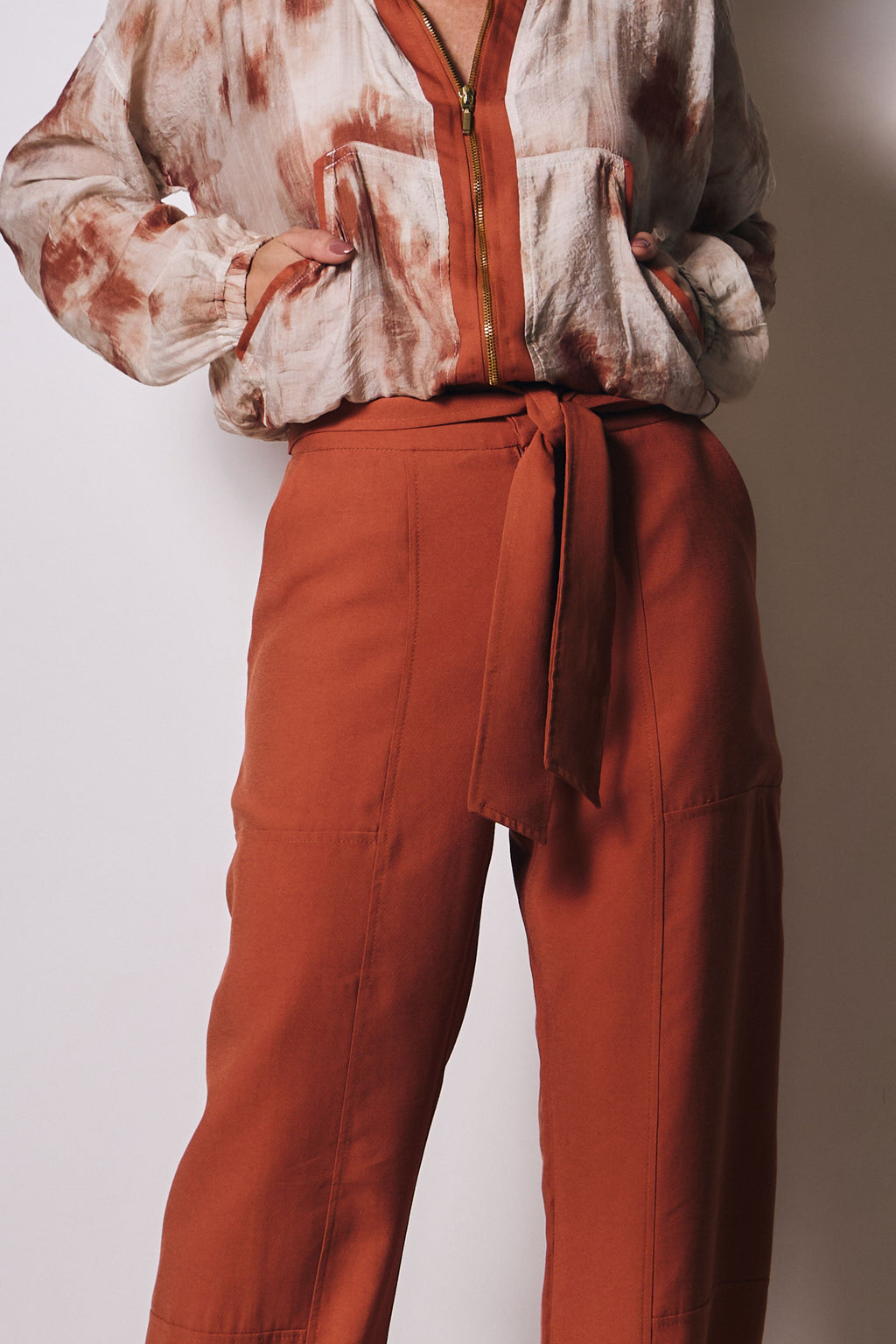 CALÇA BARRIL EM ALFAIATARIA