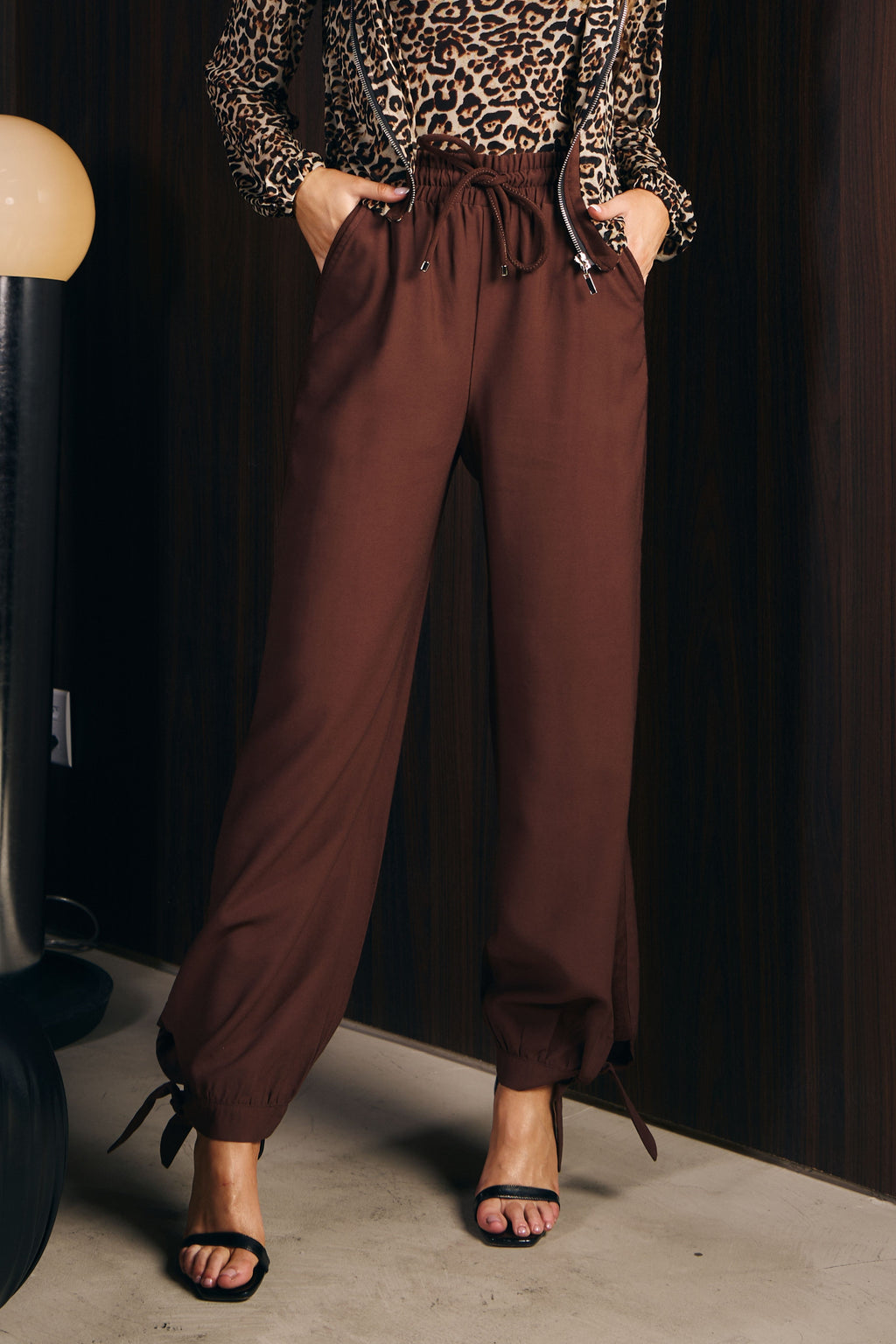 CALÇA ALADIM ALFAIATARIA COM DETALHES SUEDE
