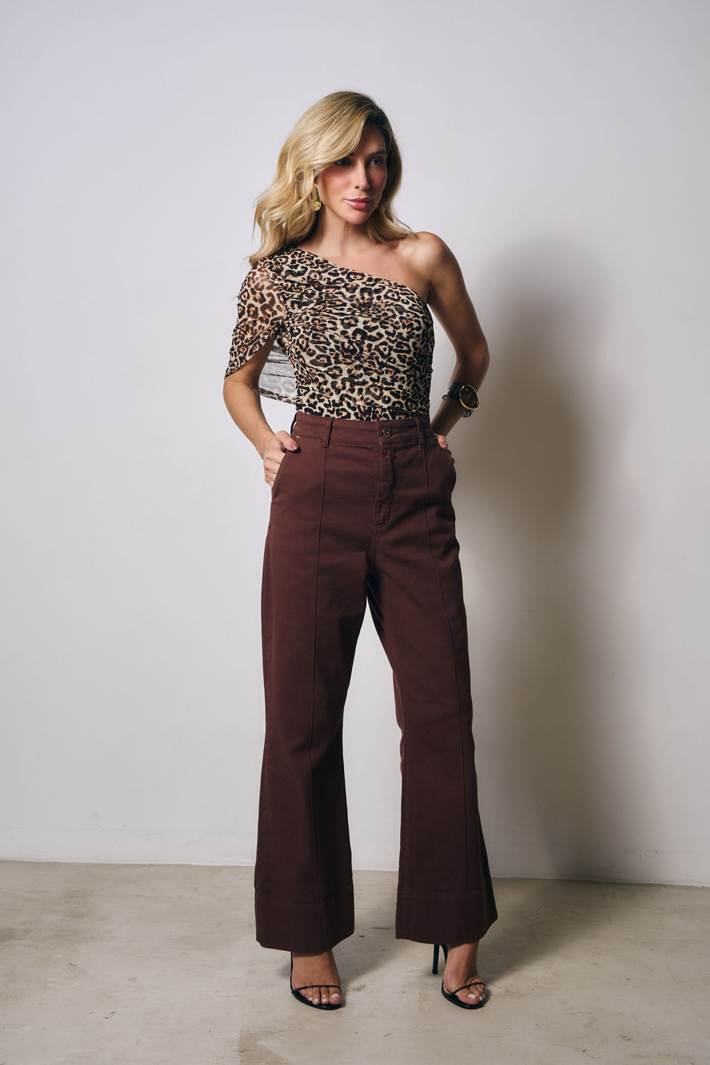 CALCA JEANS COM DETALHE FRENTE COM NERVURA