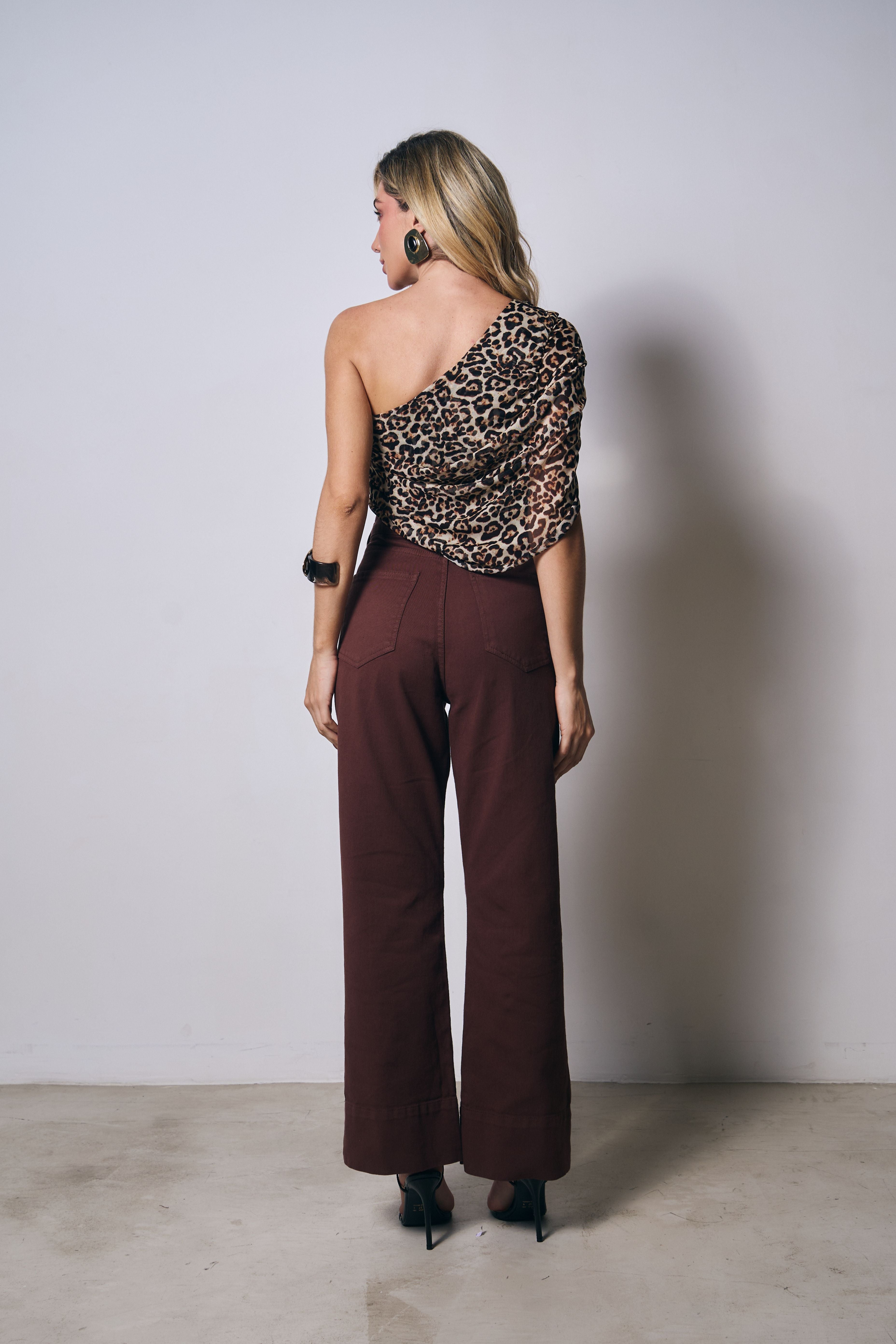 CALCA JEANS COM DETALHE FRENTE COM NERVURA