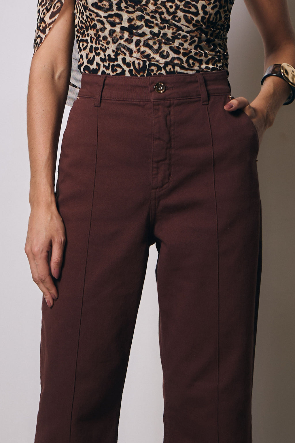 CALCA JEANS COM DETALHE FRENTE COM NERVURA