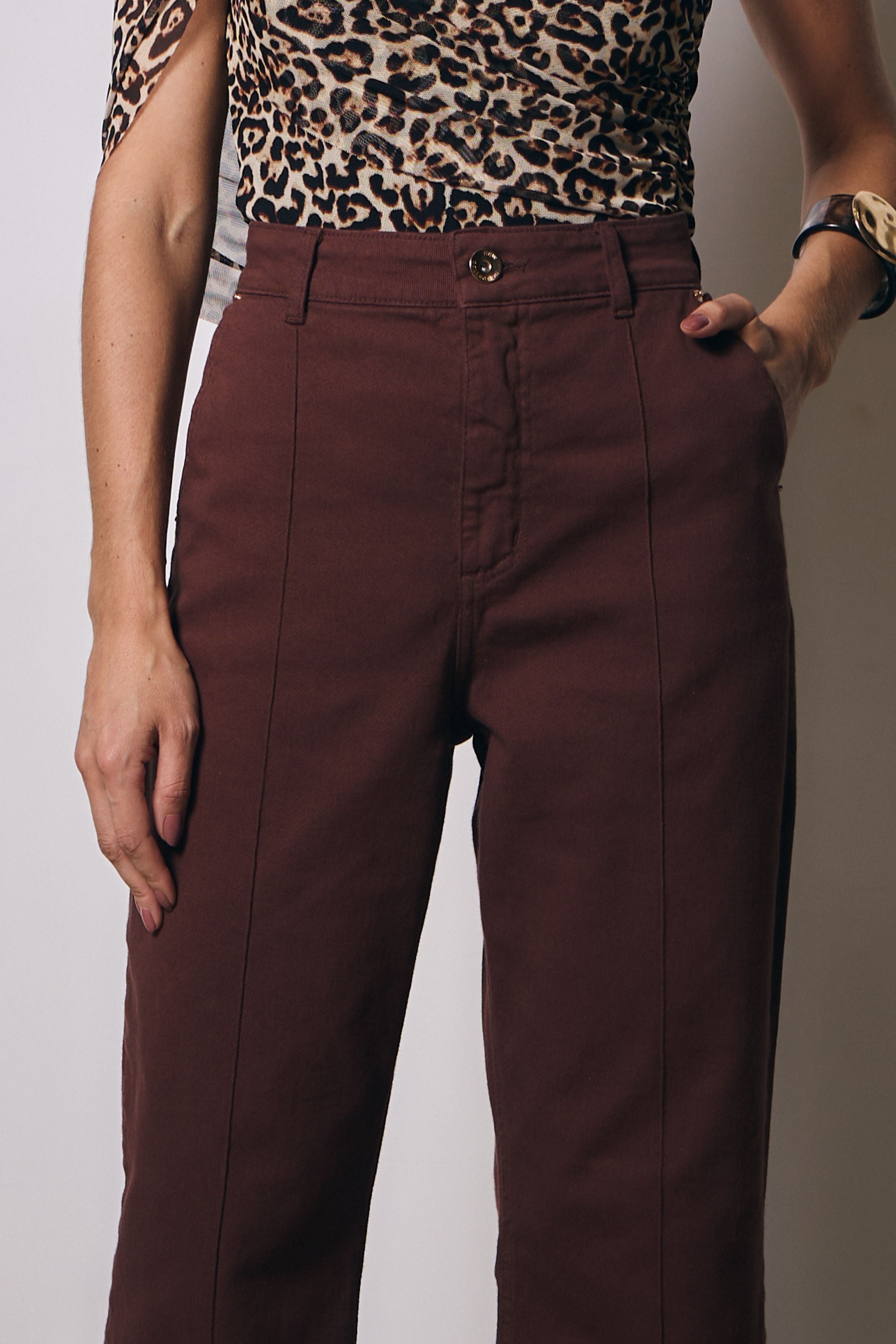 CALCA JEANS COM DETALHE FRENTE COM NERVURA