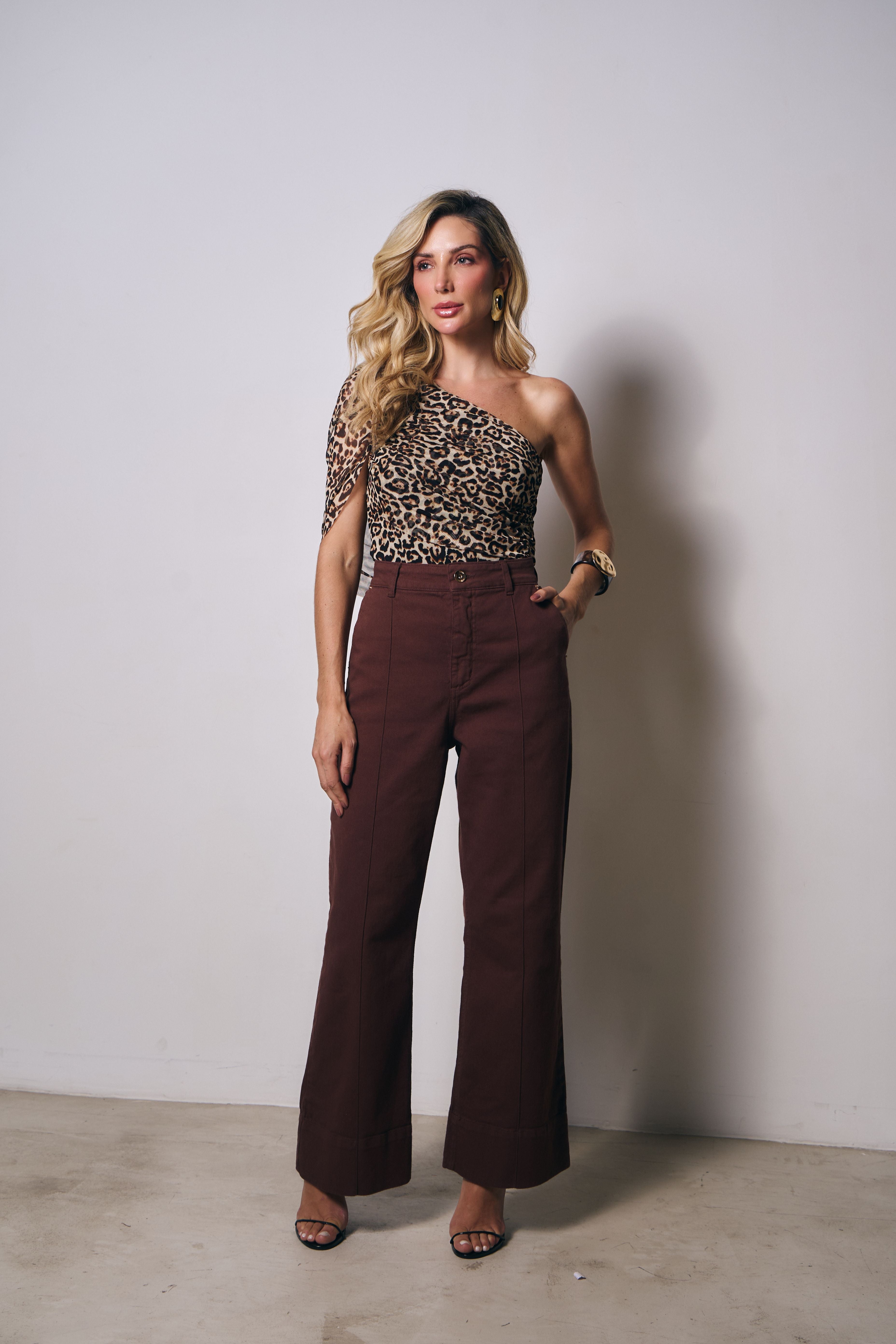 CALCA JEANS COM DETALHE FRENTE COM NERVURA