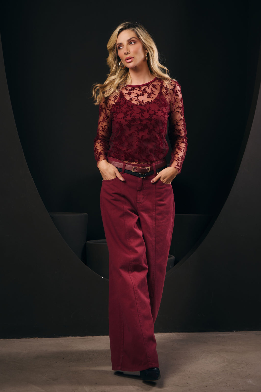 CALÇA JEANS WIDE LEG COM RECORTE FRENTE