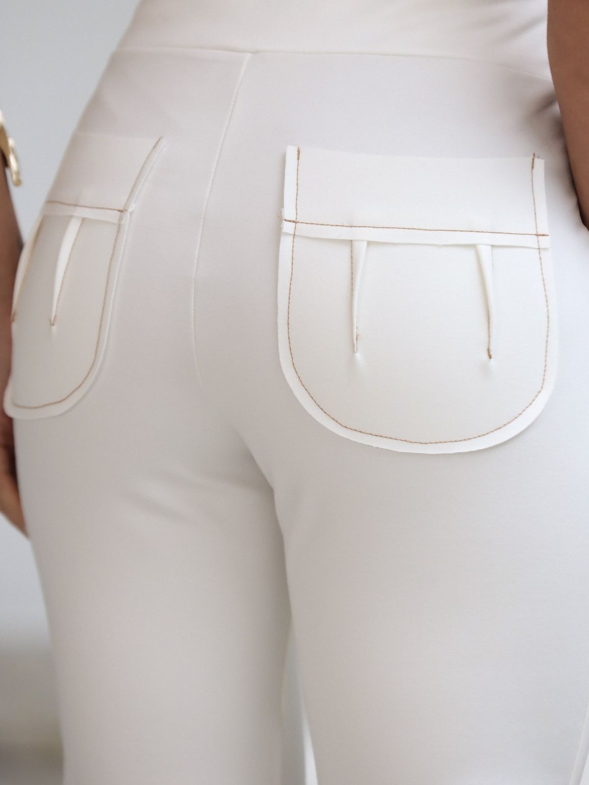 Calça em Malha Com Bolsos Sobreposto a Fio | Clubsoda