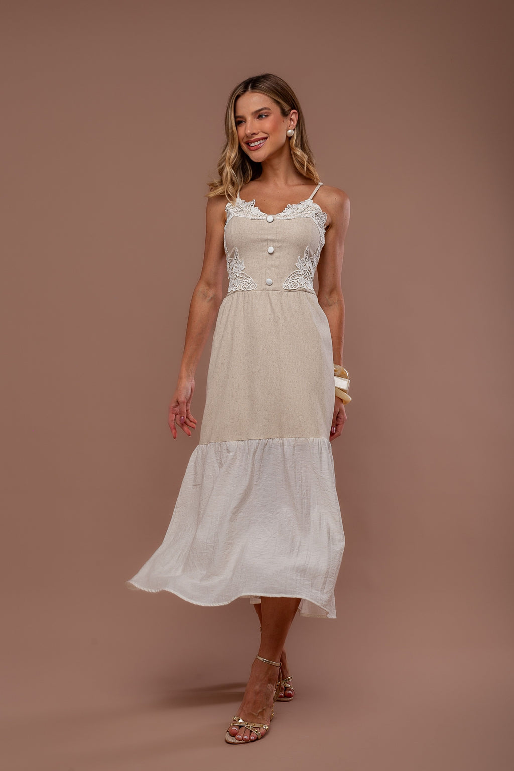 VESTIDO LINHO COM GUIPURE E SAIA VOIL.