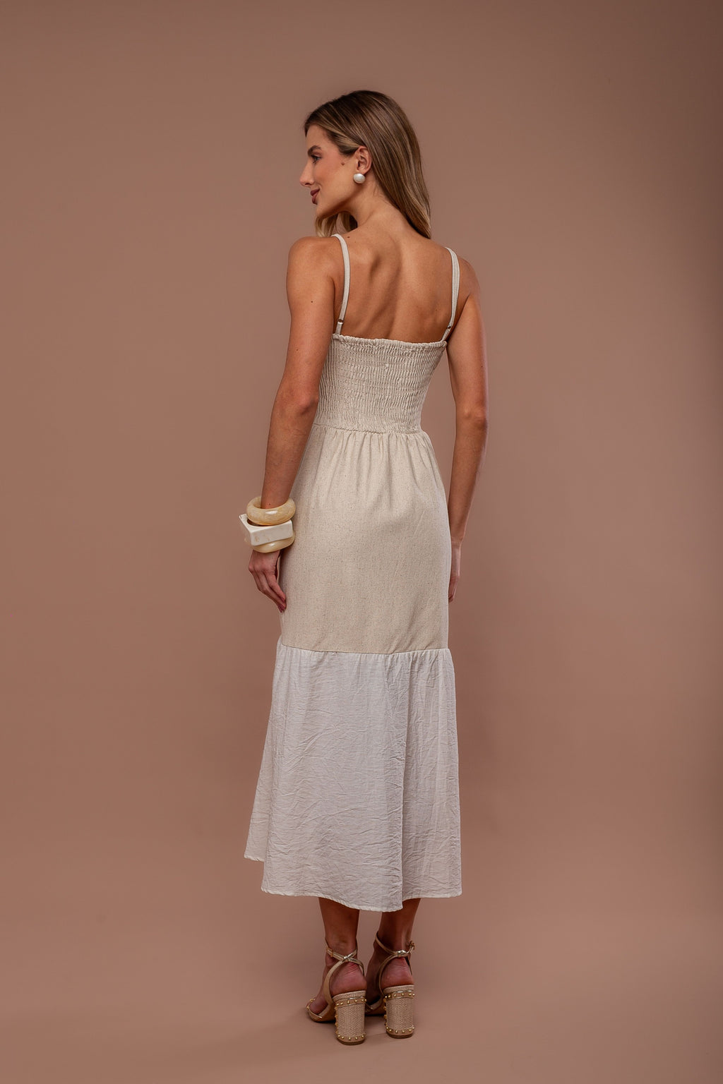 VESTIDO LINHO COM GUIPURE E SAIA VOIL.