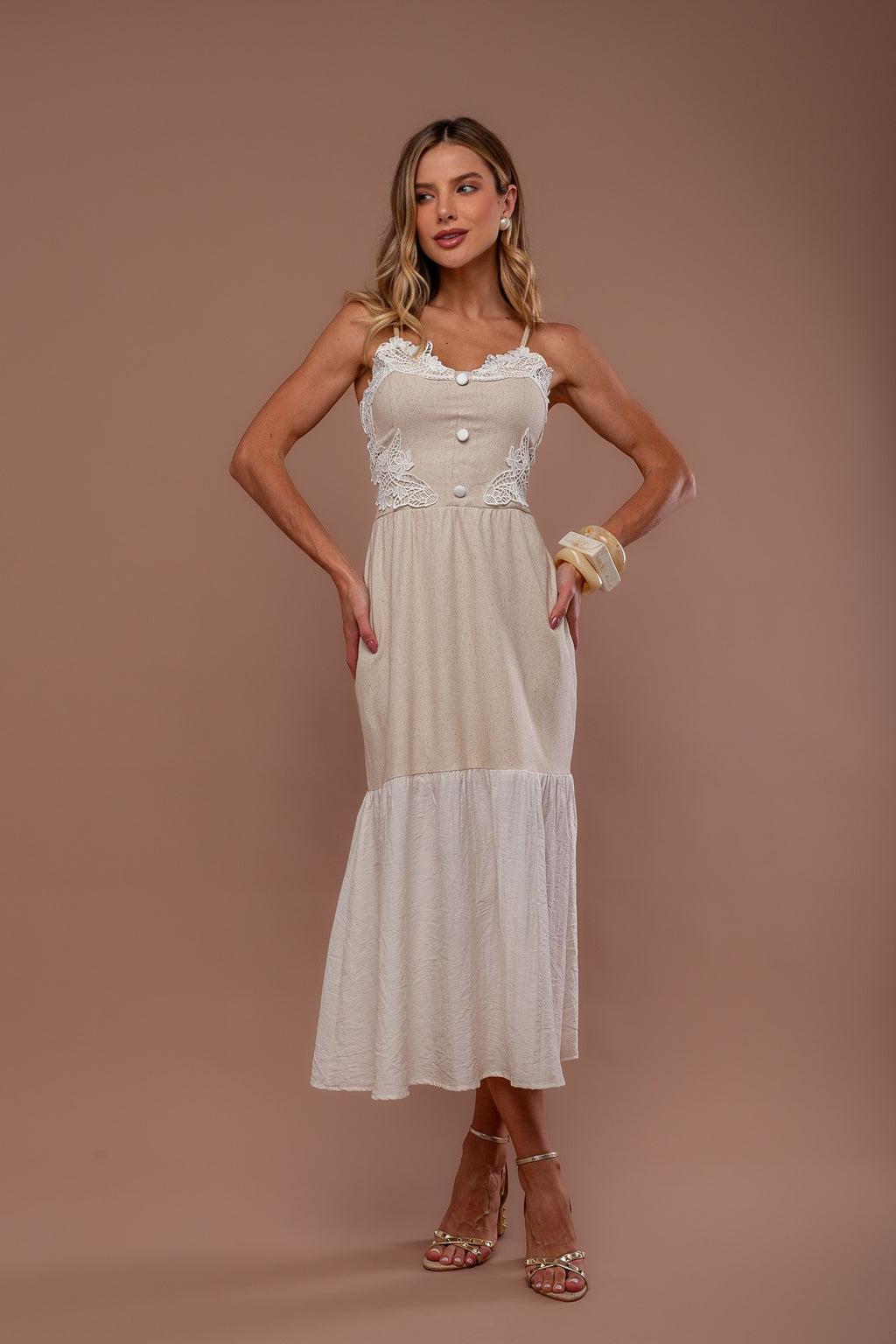 VESTIDO LINHO COM GUIPURE E SAIA VOIL.