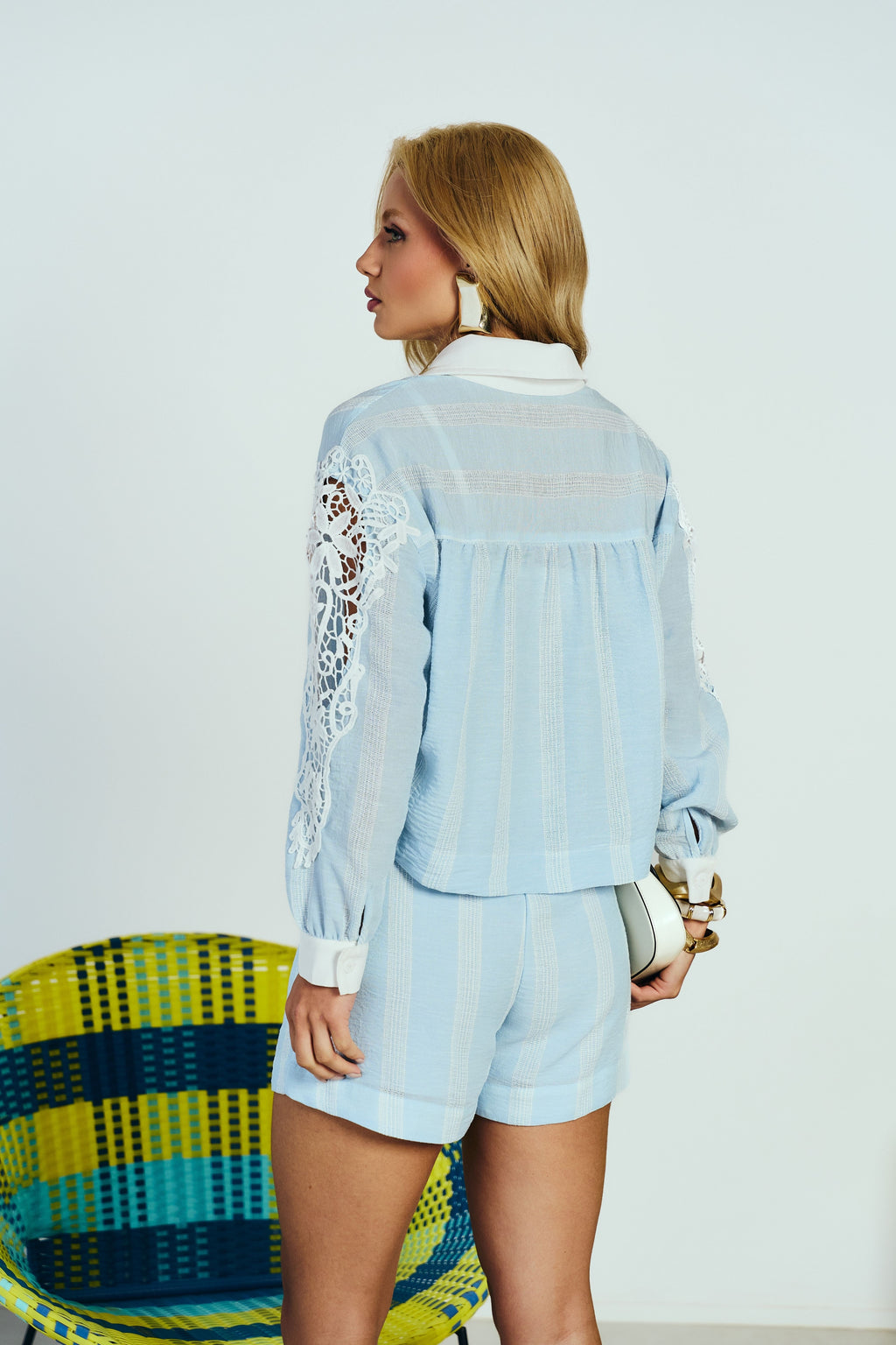 Camisa Cropped Feminina em Crepe Listrado Azul Claro | Clubsoda