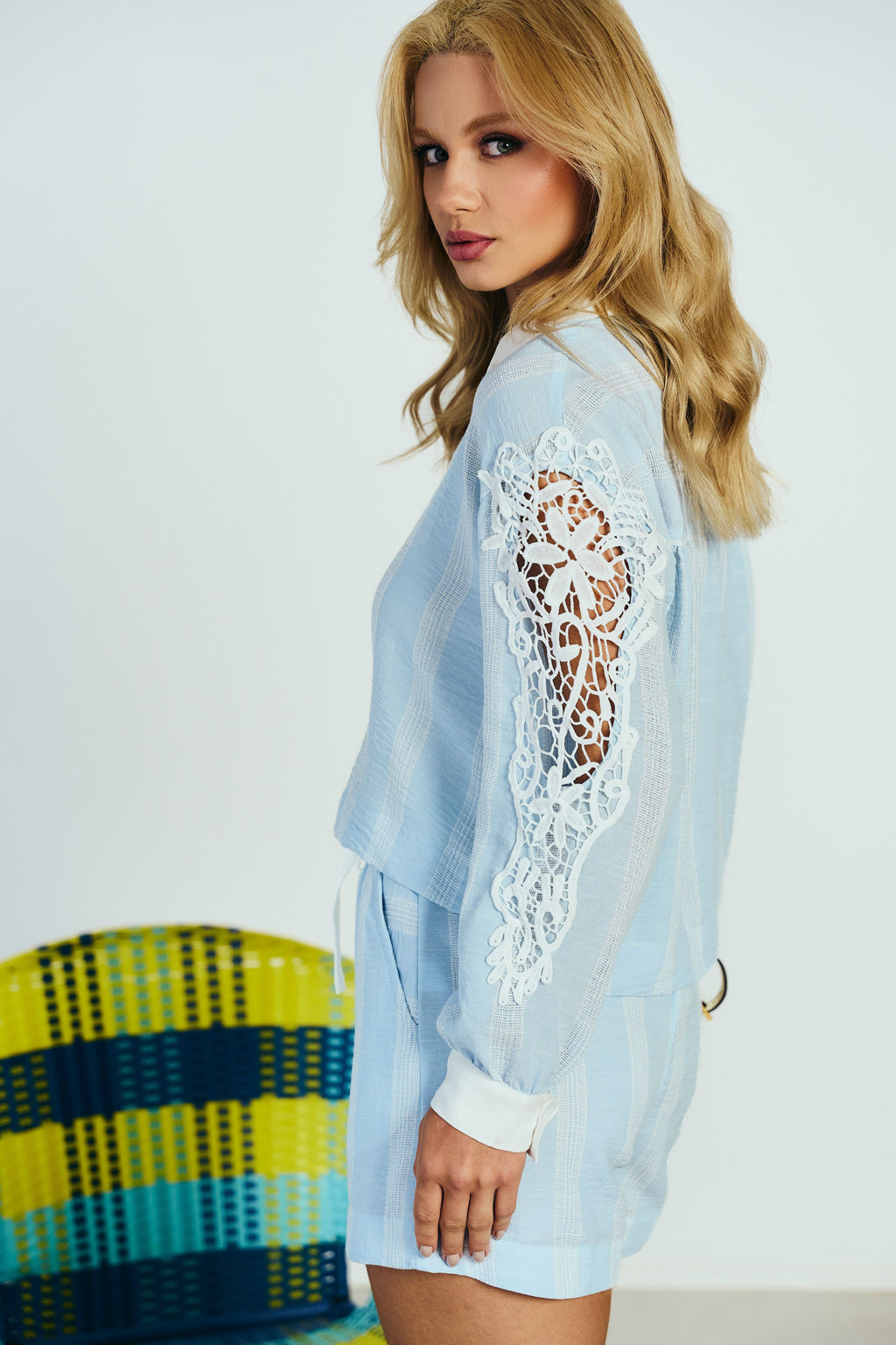 Camisa Cropped Feminina em Crepe Listrado Azul Claro | Clubsoda