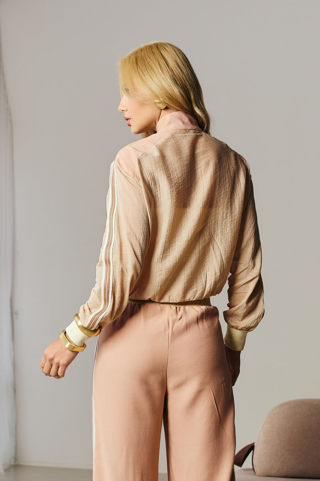 Jaqueta Bomber Feminina Esportiva em Crepe Cristal Bege | Clubsoda