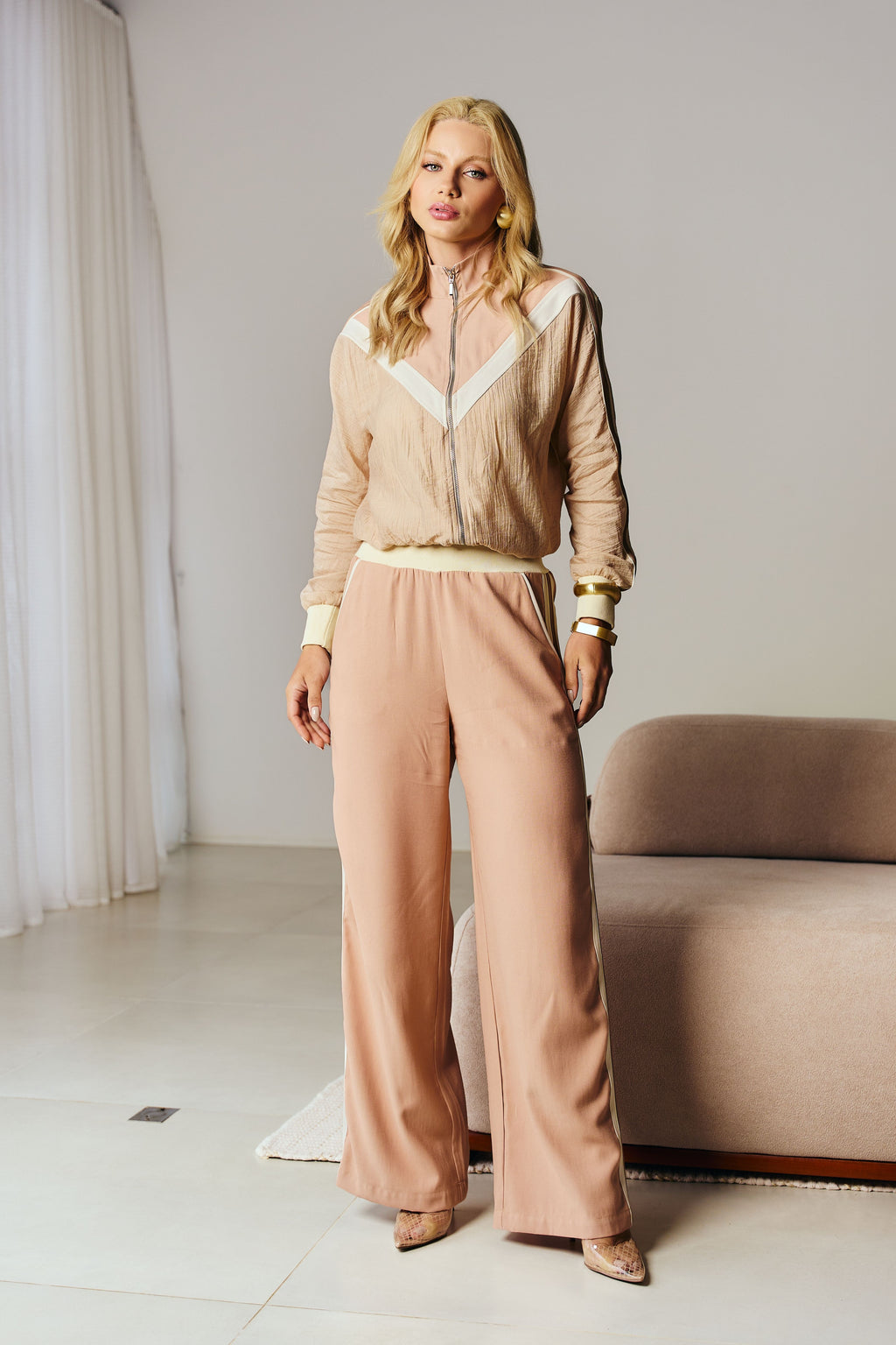 Jaqueta Bomber Feminina Esportiva em Crepe Cristal Bege | Clubsoda