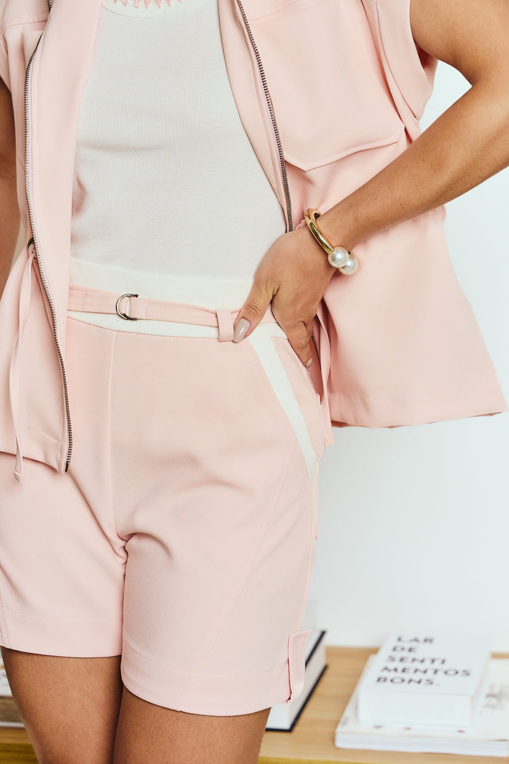 Shorts Feminino em Sarja com Cós em Malha Power e Cinto Iorgute | Clubsoda