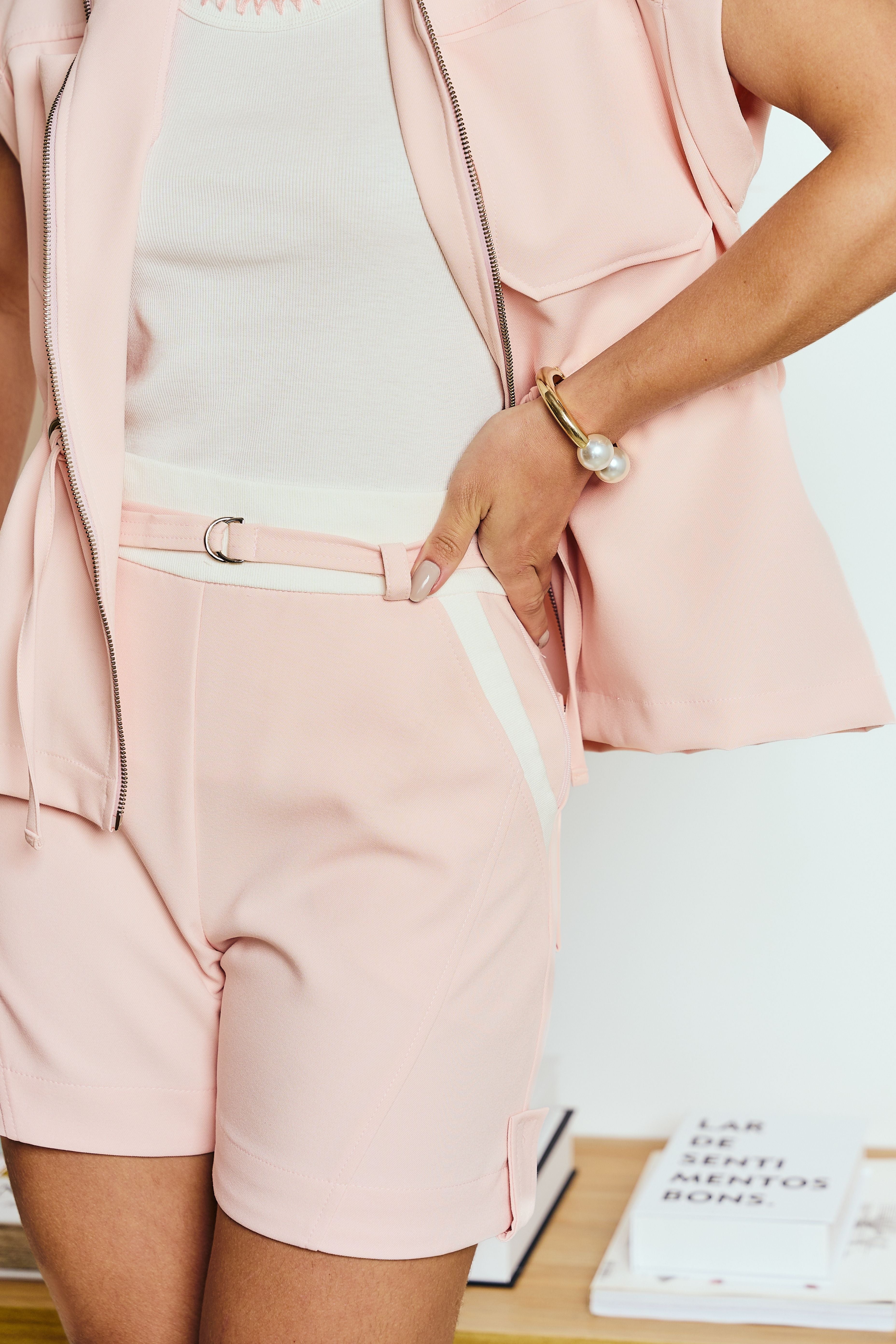 Shorts Feminino em Sarja com Cós em Malha Power e Cinto Iorgute | Clubsoda